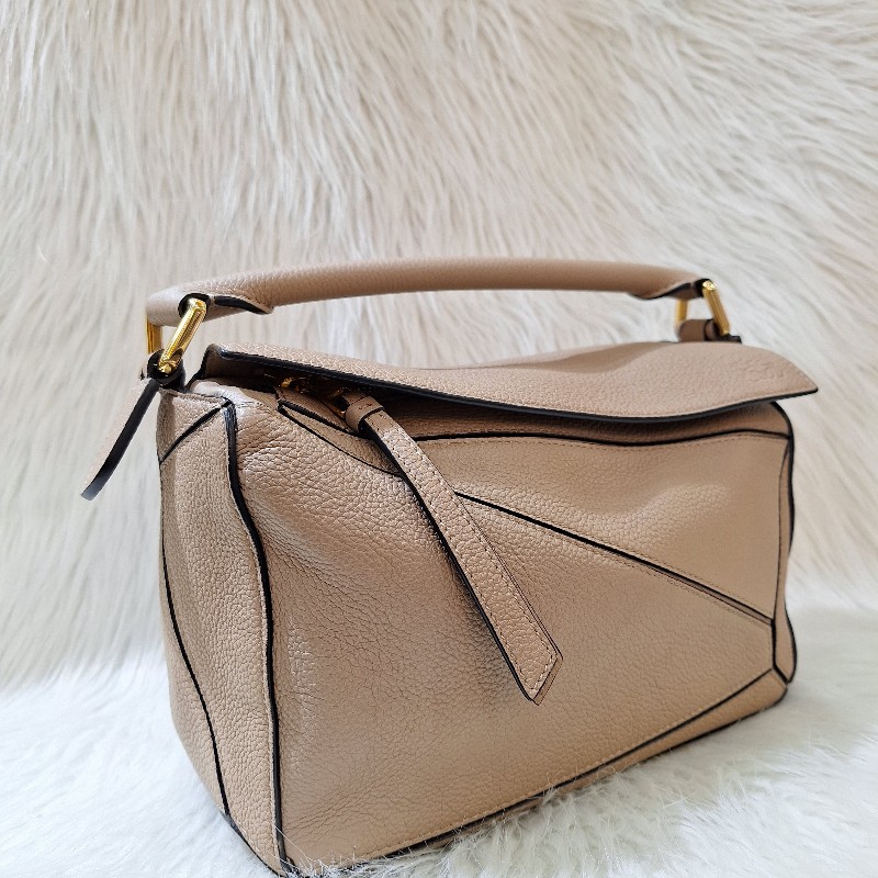 出清大特價LOEWE PUZZLE 24公分 沙色荔枝皮 幾何包 相機 拼圖包肩背 /手拿斜背包小號-1