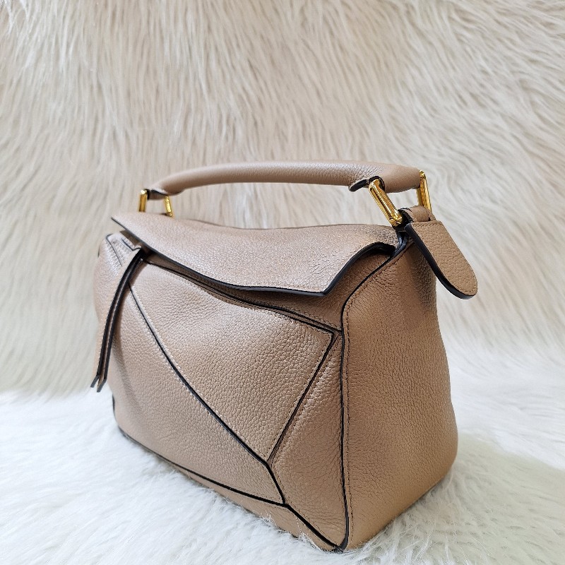 出清大特價LOEWE PUZZLE 24公分 沙色荔枝皮 幾何包 相機 拼圖包肩背 /手拿斜背包小號-2