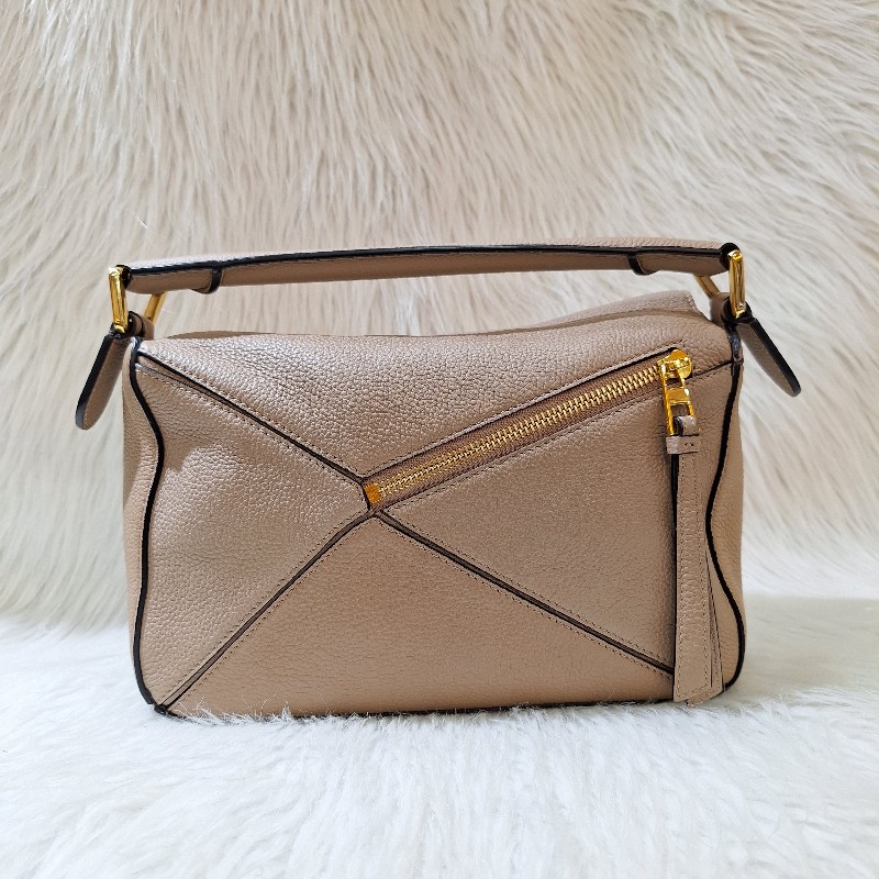 出清大特價LOEWE PUZZLE 24公分 沙色荔枝皮 幾何包 相機 拼圖包肩背 /手拿斜背包小號-3