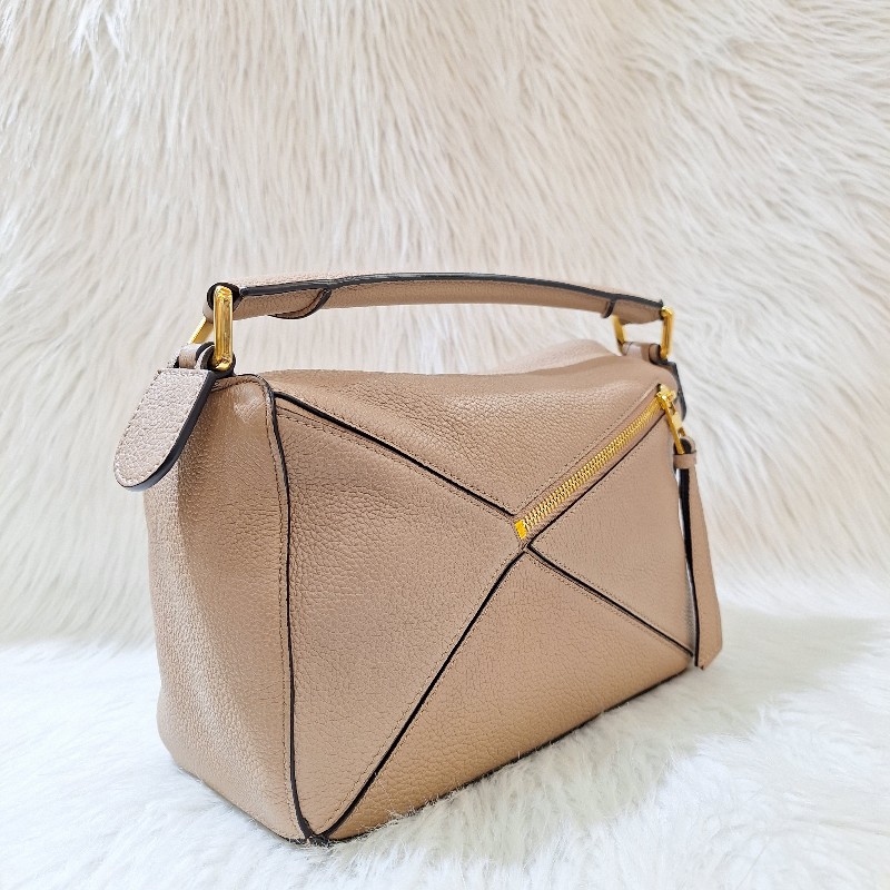 出清大特價LOEWE PUZZLE 24公分 沙色荔枝皮 幾何包 相機 拼圖包肩背 /手拿斜背包小號-4