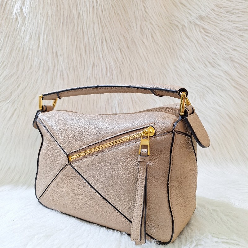 出清大特價LOEWE PUZZLE 24公分 沙色荔枝皮 幾何包 相機 拼圖包肩背 /手拿斜背包小號-5