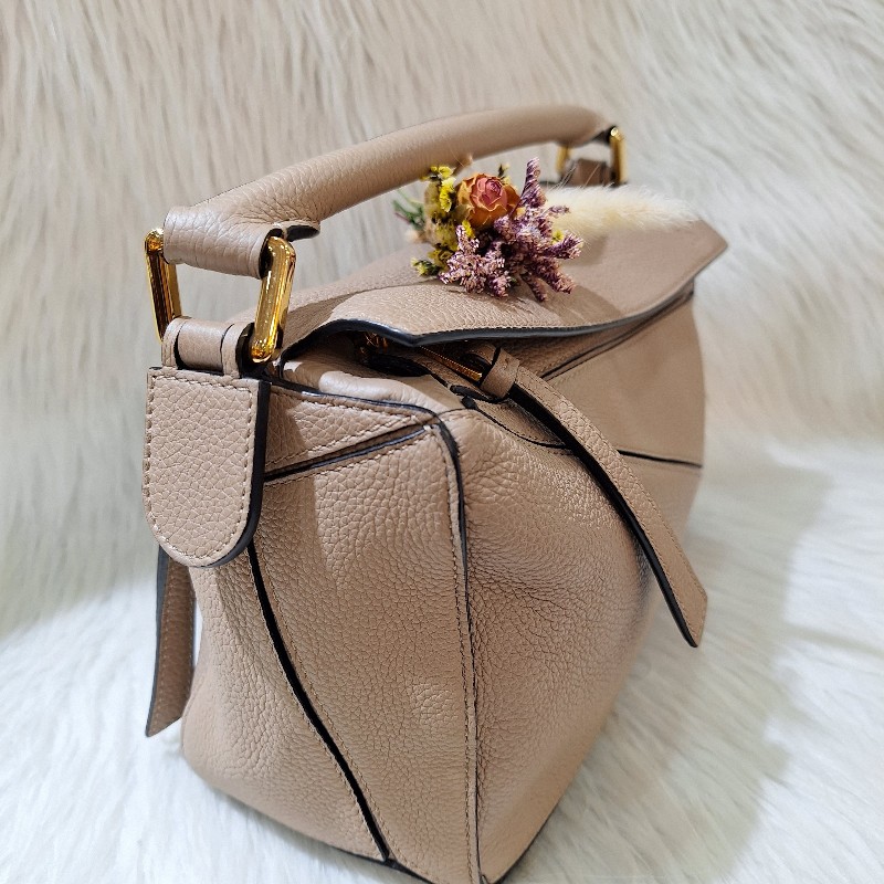 出清大特價LOEWE PUZZLE 24公分 沙色荔枝皮 幾何包 相機 拼圖包肩背 /手拿斜背包小號-9