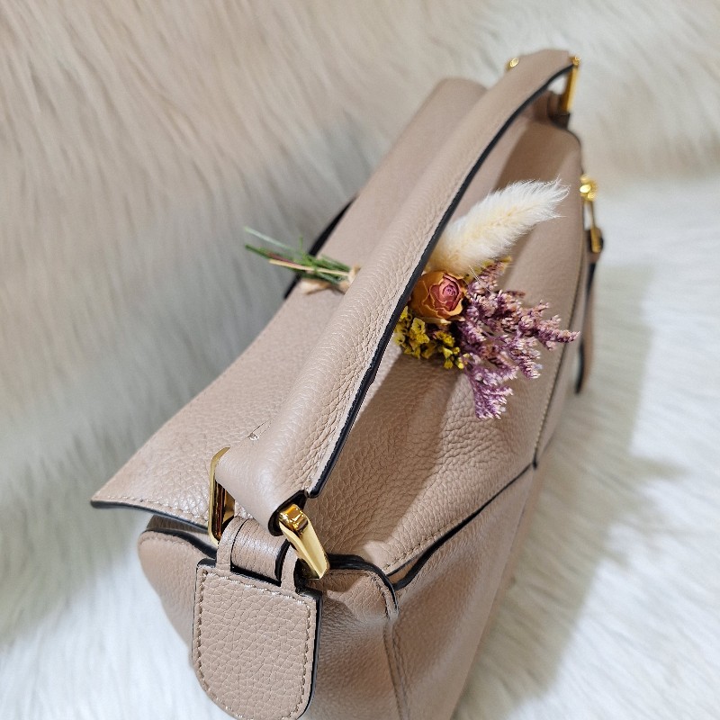 出清大特價LOEWE PUZZLE 24公分 沙色荔枝皮 幾何包 相機 拼圖包肩背 /手拿斜背包小號-10