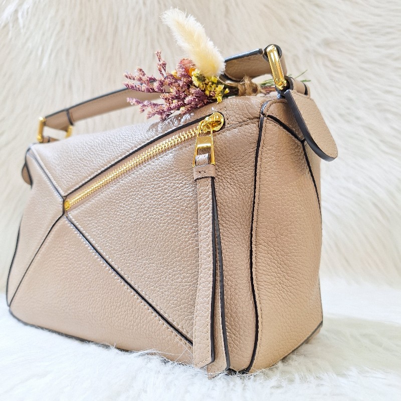 出清大特價LOEWE PUZZLE 24公分 沙色荔枝皮 幾何包 相機 拼圖包肩背 /手拿斜背包小號-11