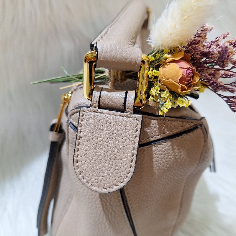 出清大特價LOEWE PUZZLE 24公分 沙色荔枝皮 幾何包 相機 拼圖包肩背 /手拿斜背包小號-12