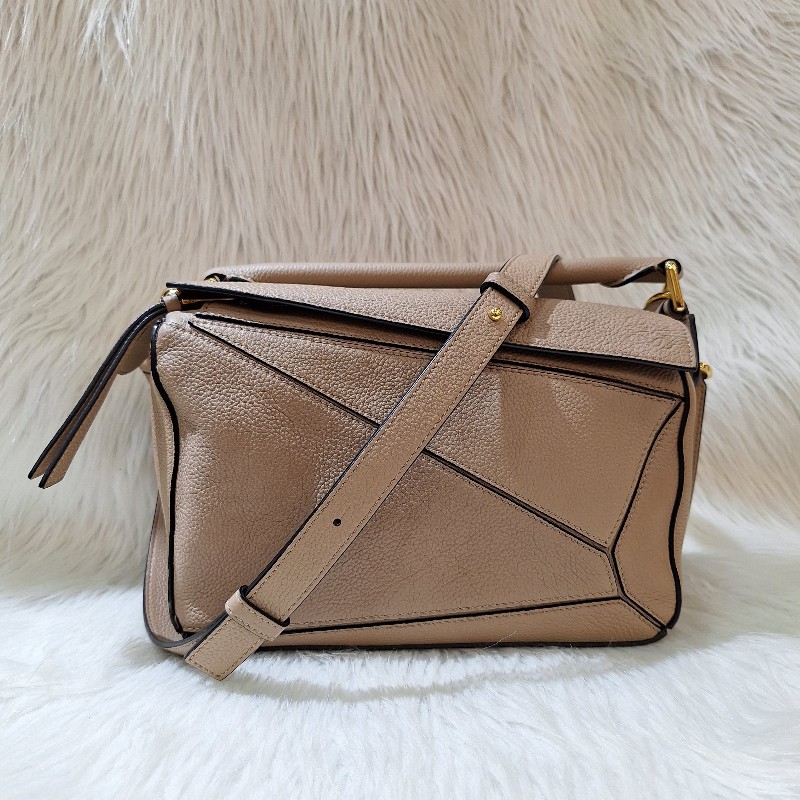 出清大特價LOEWE PUZZLE 24公分 沙色荔枝皮 幾何包 相機 拼圖包肩背 /手拿斜背包小號-17