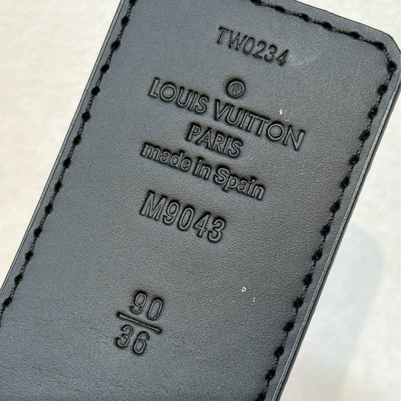 LV M9043N Initiales 黑色 老花 原花 字紋 黑銀色金屬 LOGO 雙面 皮帶 腰帶 4公分-18