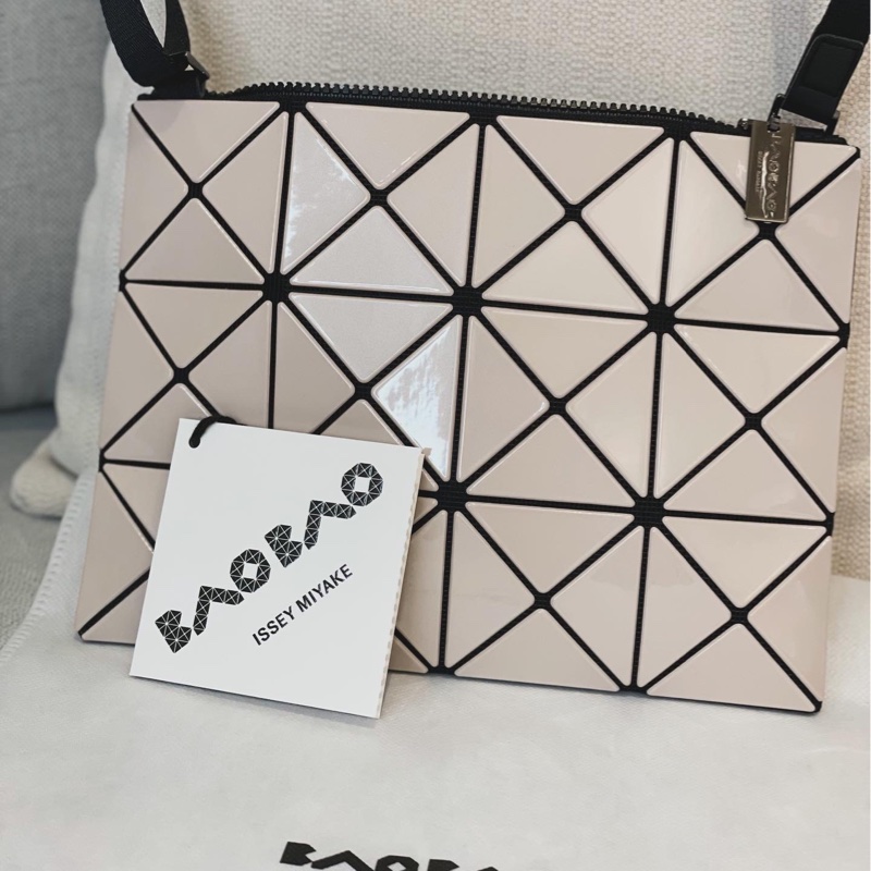 ISSEY MIYAKE 三宅一生 BAOBAO 3x4奶茶色斜背包-1
