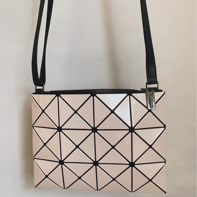 ISSEY MIYAKE 三宅一生 BAOBAO 3x4奶茶色斜背包-3