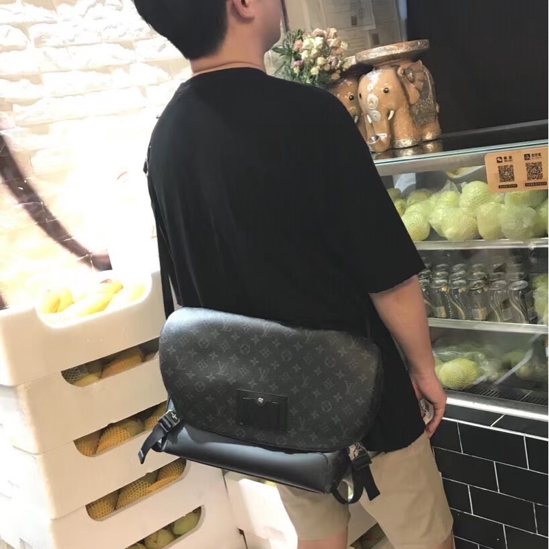 LV M40511 Messenger PM 經典Monogram Eclipse黑武士斜背郵差包 ⭕️櫃上售價$84000元⭕️ 💝近新品💝晶片款💝-4