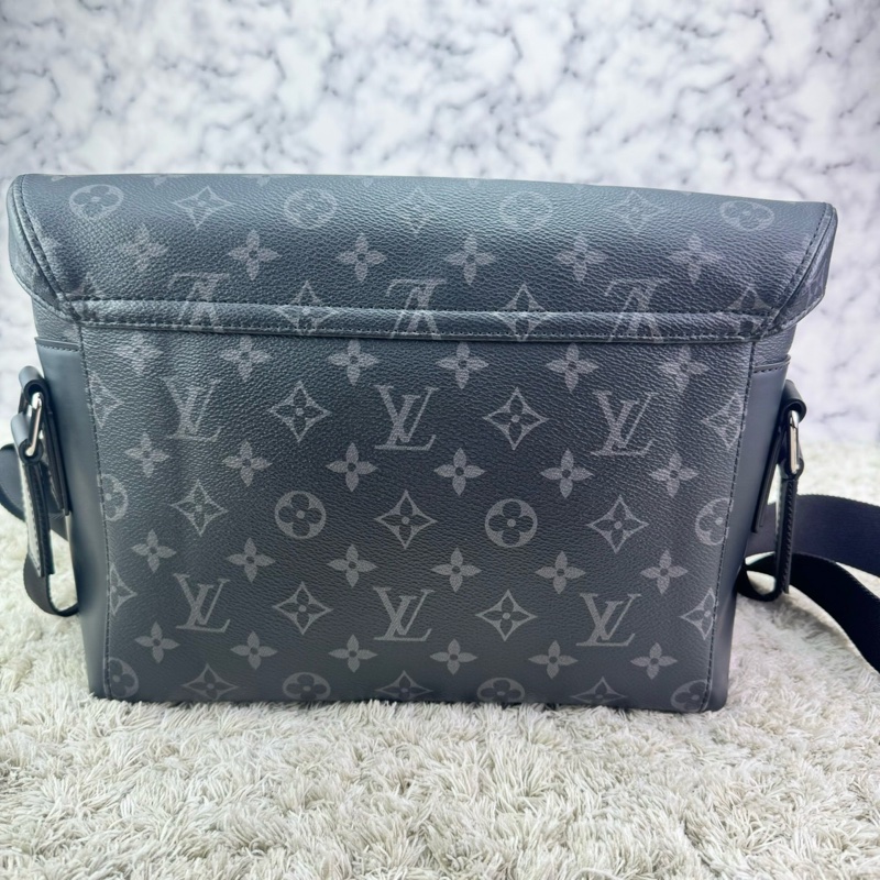 LV M40511 Messenger PM 經典Monogram Eclipse黑武士斜背郵差包 ⭕️櫃上售價$84000元⭕️ 💝近新品💝晶片款💝-6