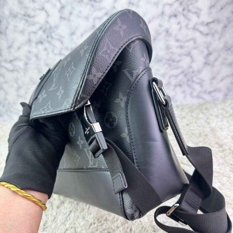 LV M40511 Messenger PM 經典Monogram Eclipse黑武士斜背郵差包 ⭕️櫃上售價$84000元⭕️ 💝近新品💝晶片款💝-8