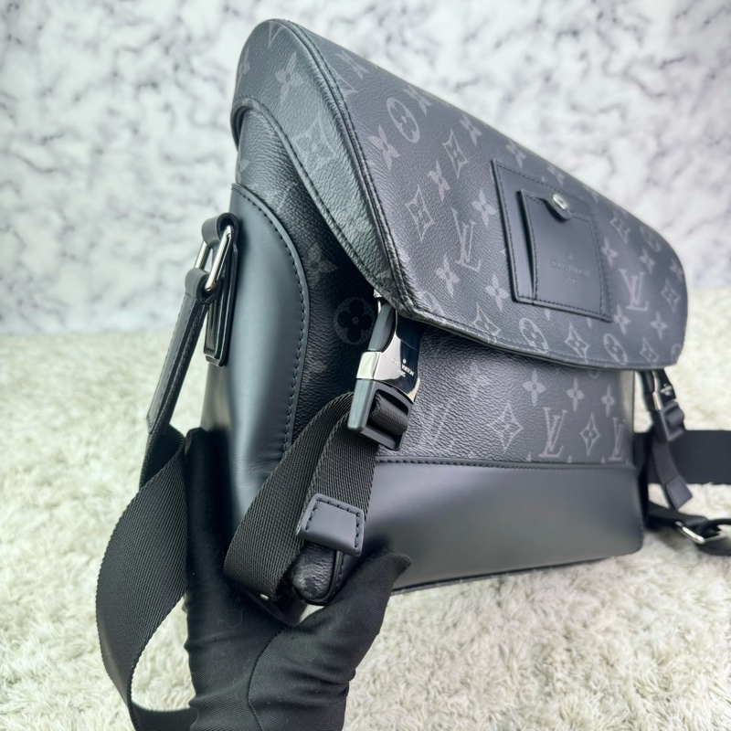 LV M40511 Messenger PM 經典Monogram Eclipse黑武士斜背郵差包 ⭕️櫃上售價$84000元⭕️ 💝近新品💝晶片款💝-9