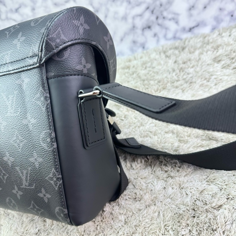 LV M40511 Messenger PM 經典Monogram Eclipse黑武士斜背郵差包 ⭕️櫃上售價$84000元⭕️ 💝近新品💝晶片款💝-10