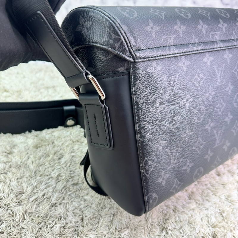 LV M40511 Messenger PM 經典Monogram Eclipse黑武士斜背郵差包 ⭕️櫃上售價$84000元⭕️ 💝近新品💝晶片款💝-11