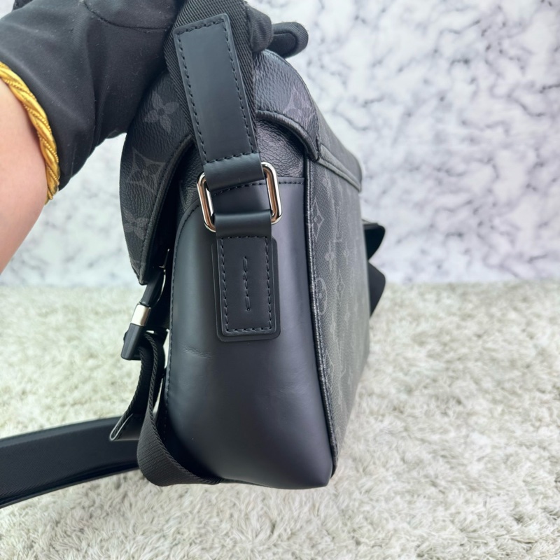 LV M40511 Messenger PM 經典Monogram Eclipse黑武士斜背郵差包 ⭕️櫃上售價$84000元⭕️ 💝近新品💝晶片款💝-12