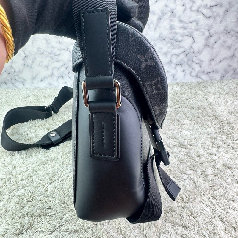 LV M40511 Messenger PM 經典Monogram Eclipse黑武士斜背郵差包 ⭕️櫃上售價$84000元⭕️ 💝近新品💝晶片款💝-13