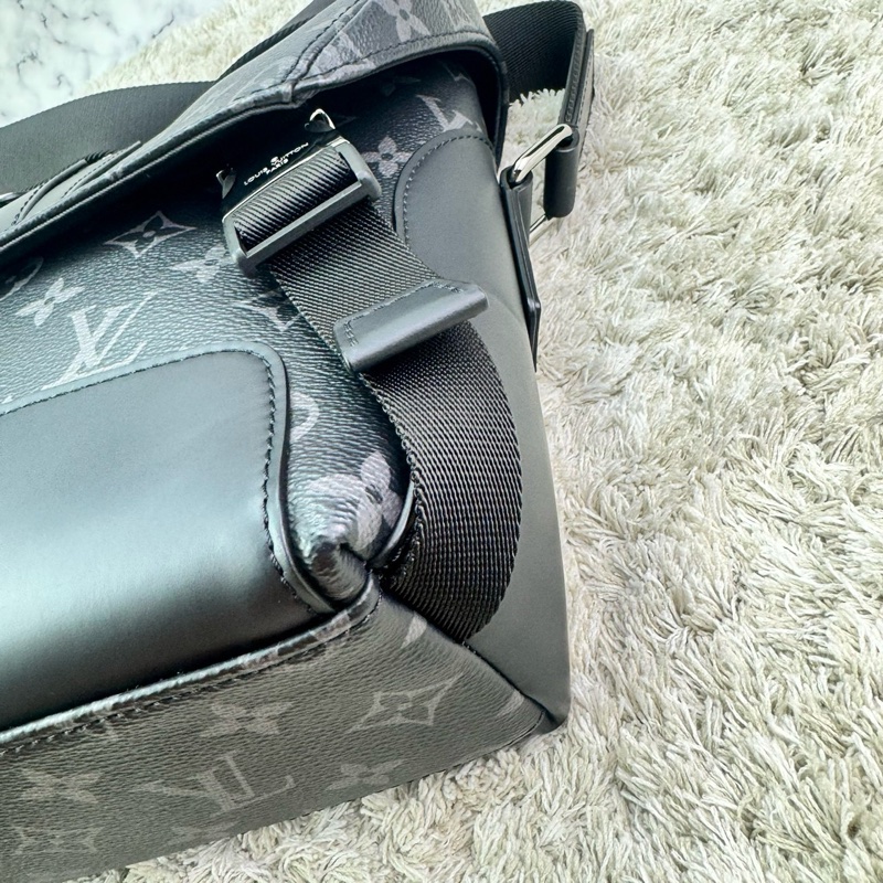 LV M40511 Messenger PM 經典Monogram Eclipse黑武士斜背郵差包 ⭕️櫃上售價$84000元⭕️ 💝近新品💝晶片款💝-14