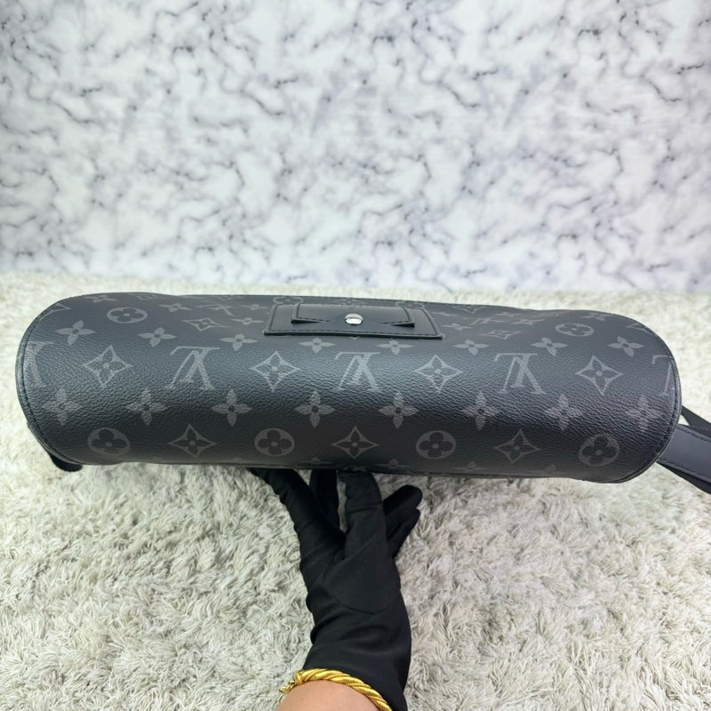LV M40511 Messenger PM 經典Monogram Eclipse黑武士斜背郵差包 ⭕️櫃上售價$84000元⭕️ 💝近新品💝晶片款💝-19