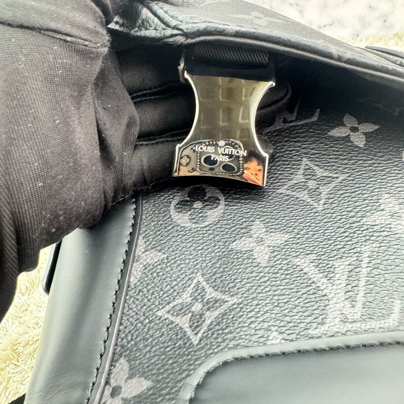 LV M40511 Messenger PM 經典Monogram Eclipse黑武士斜背郵差包 ⭕️櫃上售價$84000元⭕️ 💝近新品💝晶片款💝-21