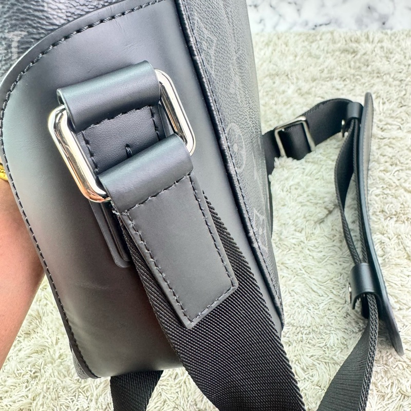 LV M40511 Messenger PM 經典Monogram Eclipse黑武士斜背郵差包 ⭕️櫃上售價$84000元⭕️ 💝近新品💝晶片款💝-23