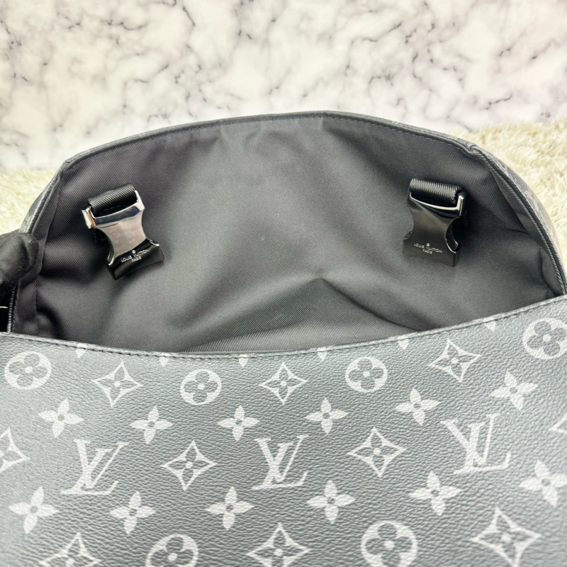 LV M40511 Messenger PM 經典Monogram Eclipse黑武士斜背郵差包 ⭕️櫃上售價$84000元⭕️ 💝近新品💝晶片款💝-25