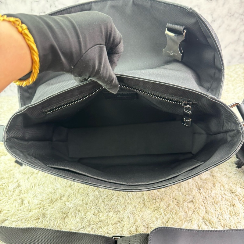 LV M40511 Messenger PM 經典Monogram Eclipse黑武士斜背郵差包 ⭕️櫃上售價$84000元⭕️ 💝近新品💝晶片款💝-26