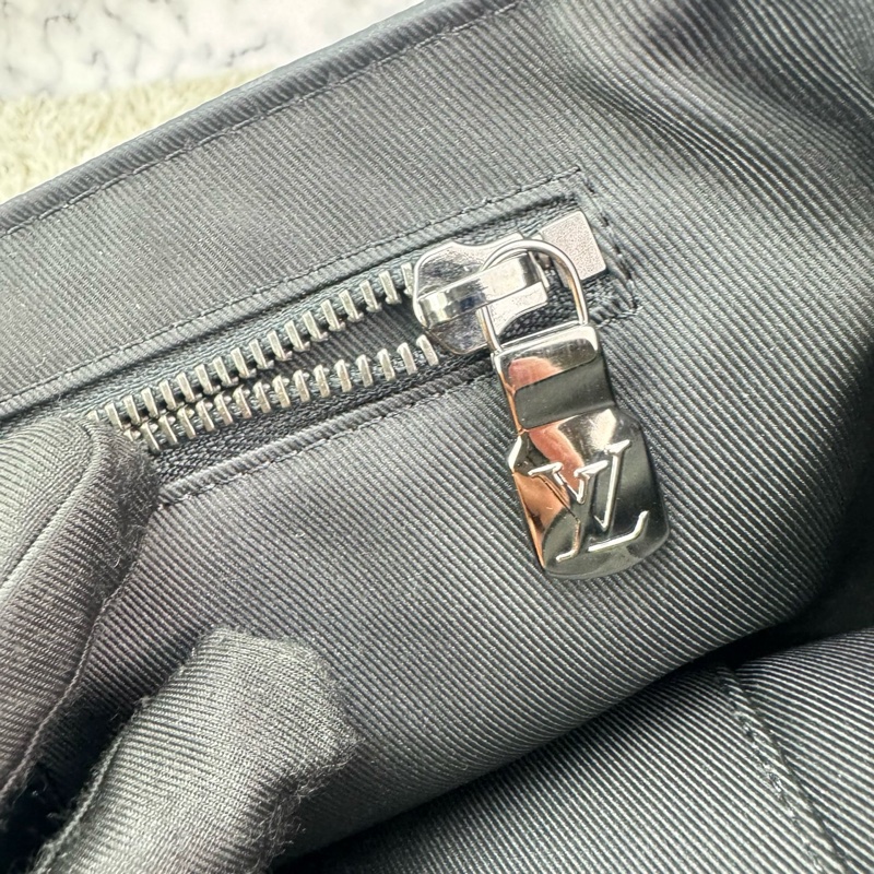 LV M40511 Messenger PM 經典Monogram Eclipse黑武士斜背郵差包 ⭕️櫃上售價$84000元⭕️ 💝近新品💝晶片款💝-29
