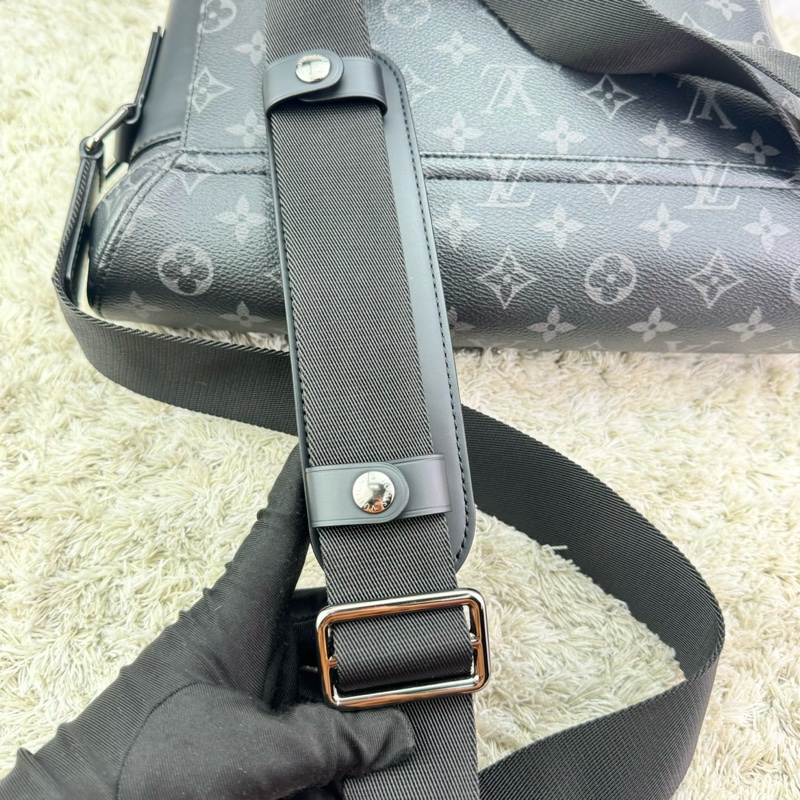 LV M40511 Messenger PM 經典Monogram Eclipse黑武士斜背郵差包 ⭕️櫃上售價$84000元⭕️ 💝近新品💝晶片款💝-33