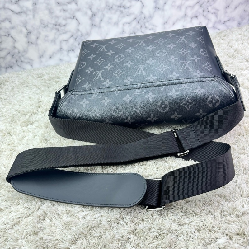 LV M40511 Messenger PM 經典Monogram Eclipse黑武士斜背郵差包 ⭕️櫃上售價$84000元⭕️ 💝近新品💝晶片款💝-35