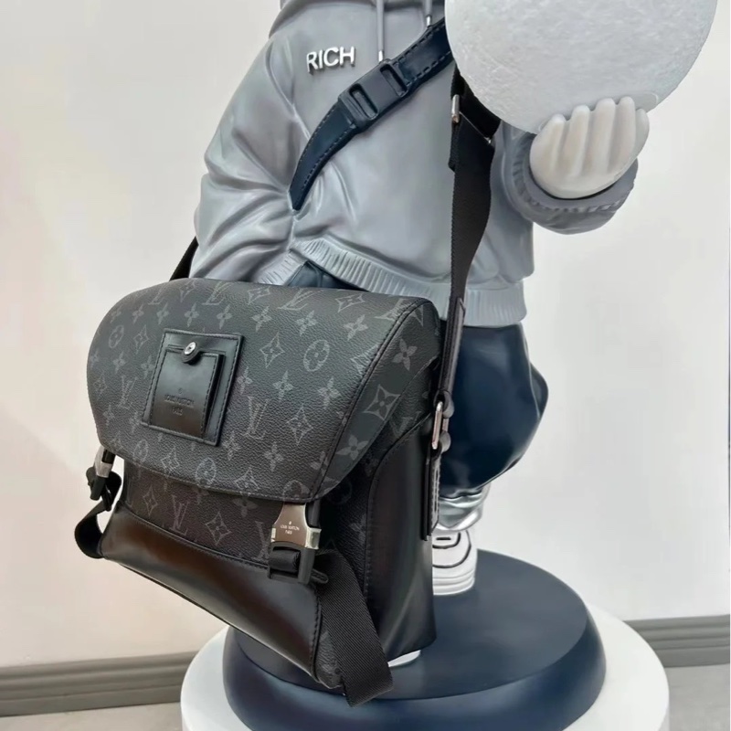 LV M40511 Messenger PM 經典Monogram Eclipse黑武士斜背郵差包 ⭕️櫃上售價$84000元⭕️ 💝近新品💝晶片款💝-37