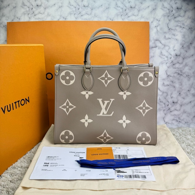 LV M45494經典ONTHEGO MM Empreinte牛皮手提/肩背購物包(斑鳩灰色/奶油色)-0