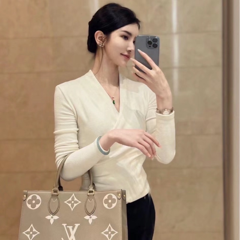 LV M45494經典ONTHEGO MM Empreinte牛皮手提/肩背購物包(斑鳩灰色/奶油色)-1