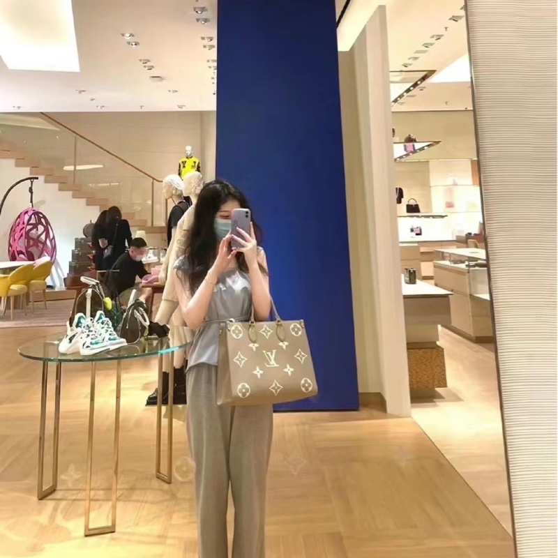 LV M45494經典ONTHEGO MM Empreinte牛皮手提/肩背購物包(斑鳩灰色/奶油色)-2