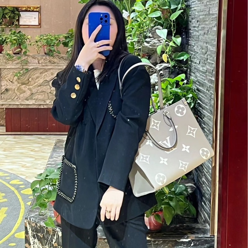 LV M45494經典ONTHEGO MM Empreinte牛皮手提/肩背購物包(斑鳩灰色/奶油色)-4