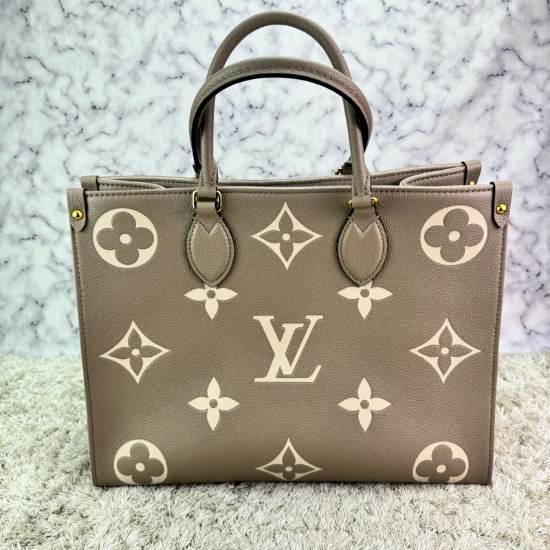 LV M45494經典ONTHEGO MM Empreinte牛皮手提/肩背購物包(斑鳩灰色/奶油色)-5