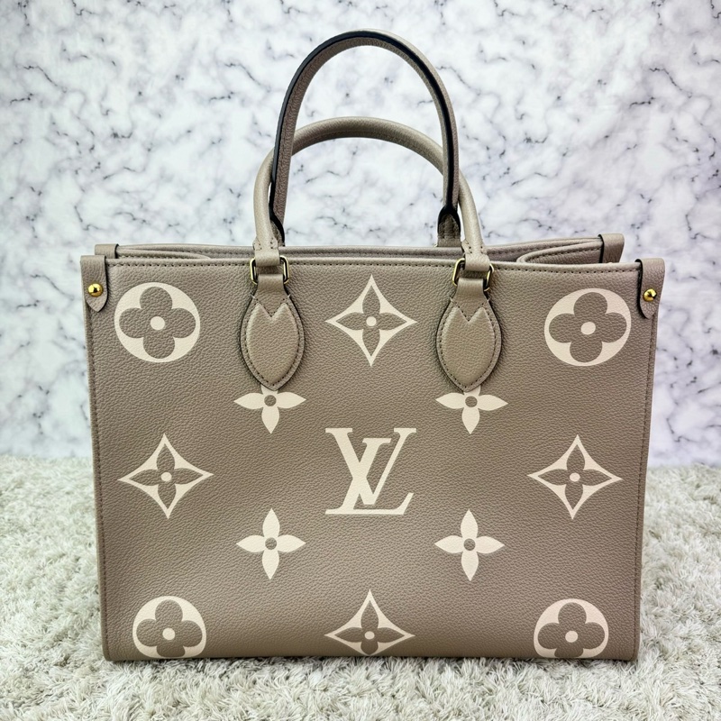 LV M45494經典ONTHEGO MM Empreinte牛皮手提/肩背購物包(斑鳩灰色/奶油色)-6