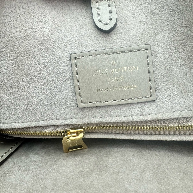 LV M45494經典ONTHEGO MM Empreinte牛皮手提/肩背購物包(斑鳩灰色/奶油色)-7