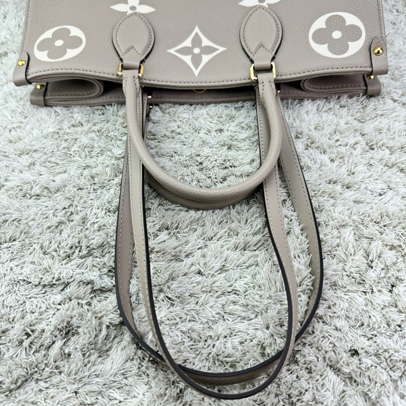 LV M45494經典ONTHEGO MM Empreinte牛皮手提/肩背購物包(斑鳩灰色/奶油色)-8