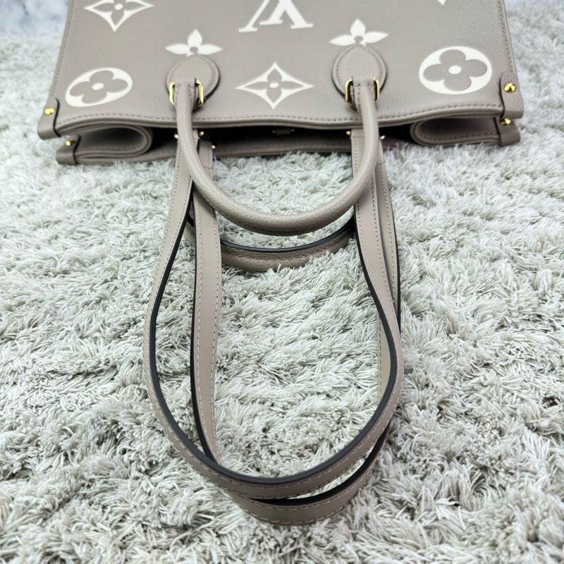 LV M45494經典ONTHEGO MM Empreinte牛皮手提/肩背購物包(斑鳩灰色/奶油色)-9