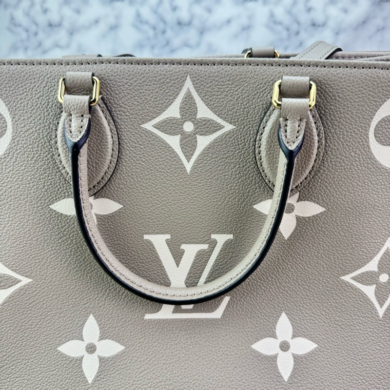 LV M45494經典ONTHEGO MM Empreinte牛皮手提/肩背購物包(斑鳩灰色/奶油色)-10