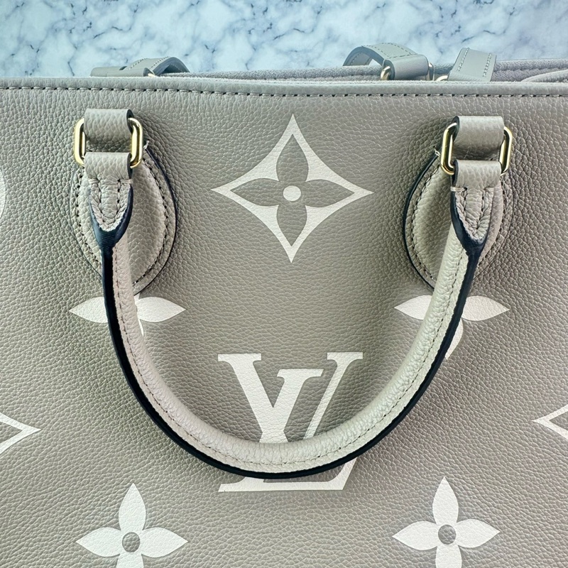 LV M45494經典ONTHEGO MM Empreinte牛皮手提/肩背購物包(斑鳩灰色/奶油色)-11