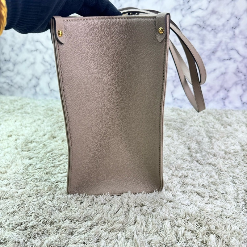 LV M45494經典ONTHEGO MM Empreinte牛皮手提/肩背購物包(斑鳩灰色/奶油色)-12