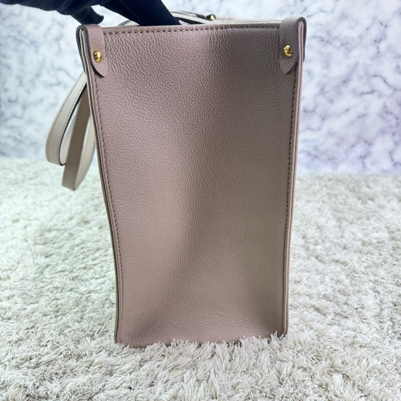 LV M45494經典ONTHEGO MM Empreinte牛皮手提/肩背購物包(斑鳩灰色/奶油色)-13