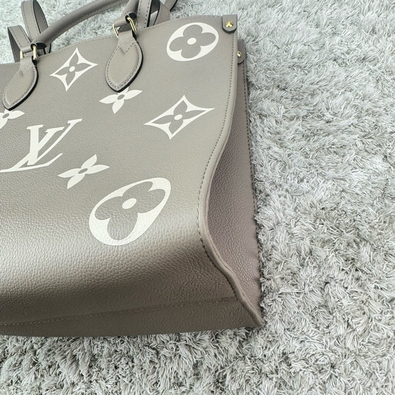 LV M45494經典ONTHEGO MM Empreinte牛皮手提/肩背購物包(斑鳩灰色/奶油色)-14