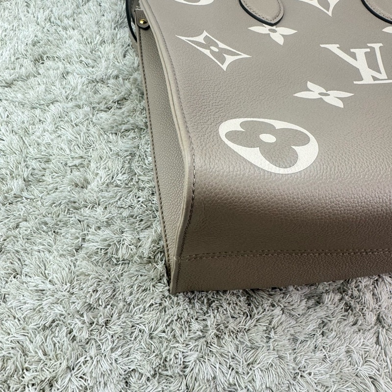 LV M45494經典ONTHEGO MM Empreinte牛皮手提/肩背購物包(斑鳩灰色/奶油色)-15