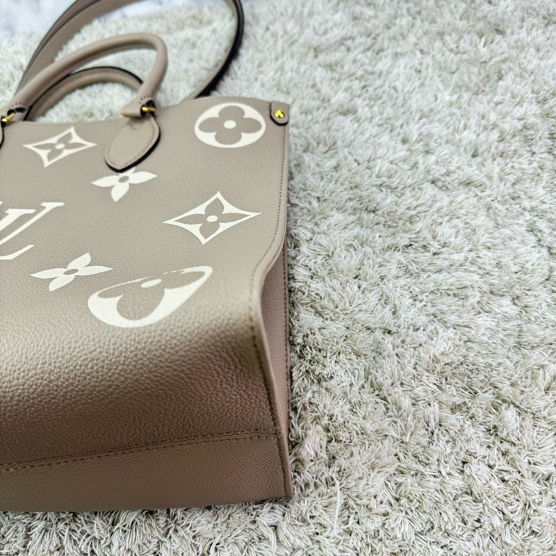 LV M45494經典ONTHEGO MM Empreinte牛皮手提/肩背購物包(斑鳩灰色/奶油色)-16