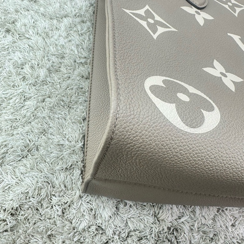 LV M45494經典ONTHEGO MM Empreinte牛皮手提/肩背購物包(斑鳩灰色/奶油色)-17