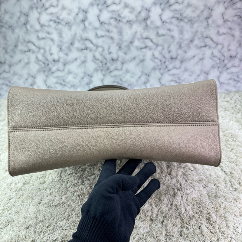 LV M45494經典ONTHEGO MM Empreinte牛皮手提/肩背購物包(斑鳩灰色/奶油色)-18