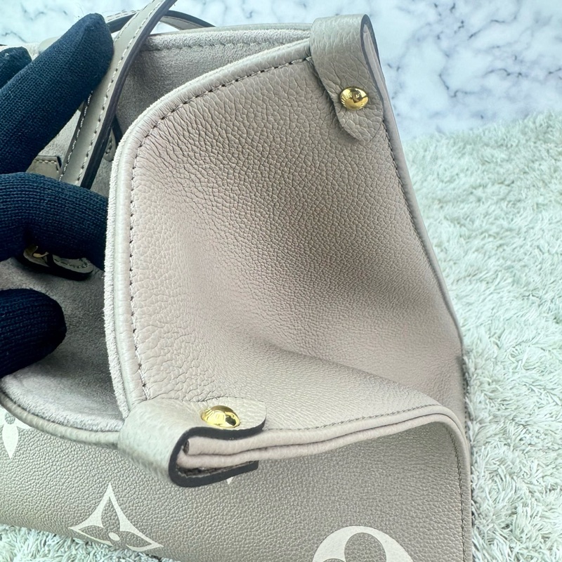 LV M45494經典ONTHEGO MM Empreinte牛皮手提/肩背購物包(斑鳩灰色/奶油色)-19